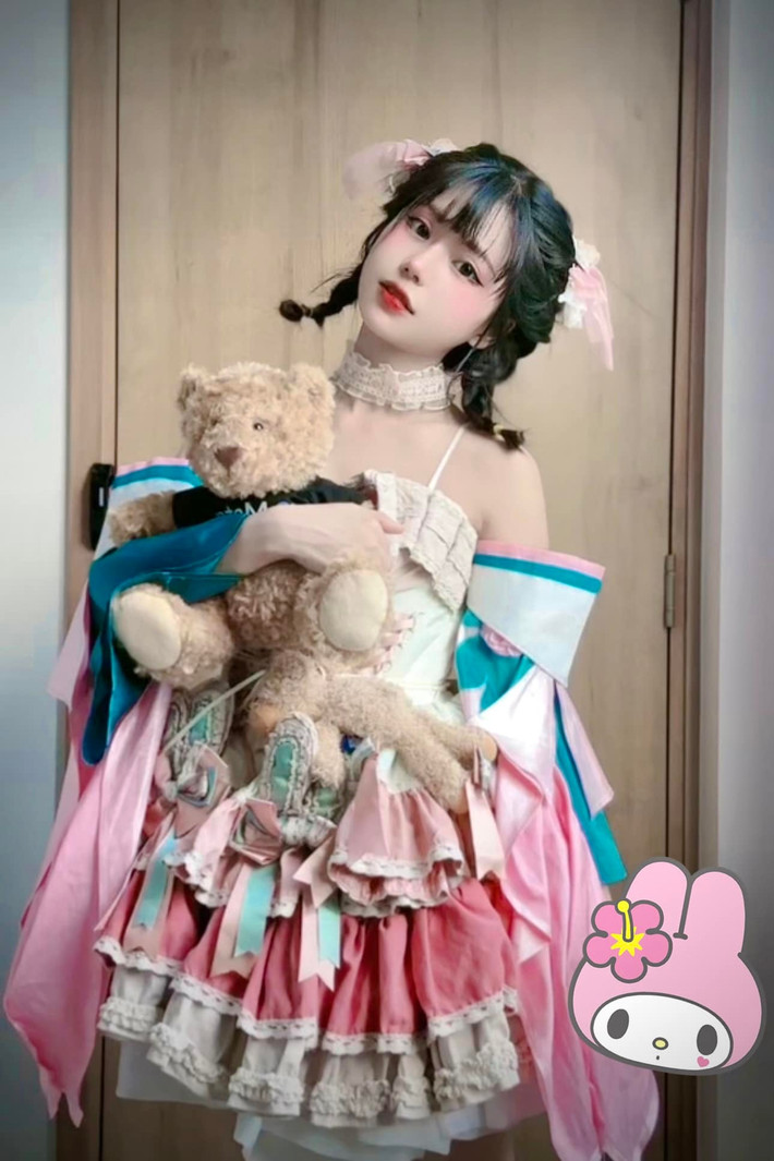 Ngoài việc là một coser, Yugi cũng là streamer, chuyên phát sóng trực tiếp những trận đấu Liên Quân Mobile, ở đó cô nàng trò chuyện, giao lưu nhiều hơn với người hâm mộ.