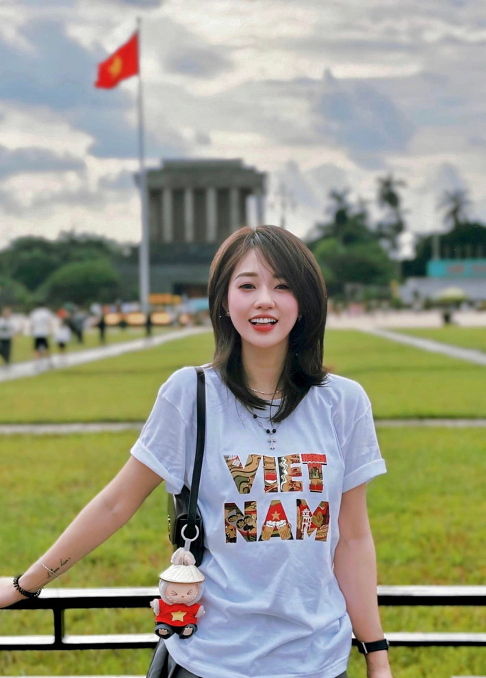 Được biết, Hà Kim hiện là chuyên viên cao cấp quản lý quan hệ khách hàng ưu tiên cho một ngân hàng lớn tại Hà Nội. (Ảnh: FBNV)