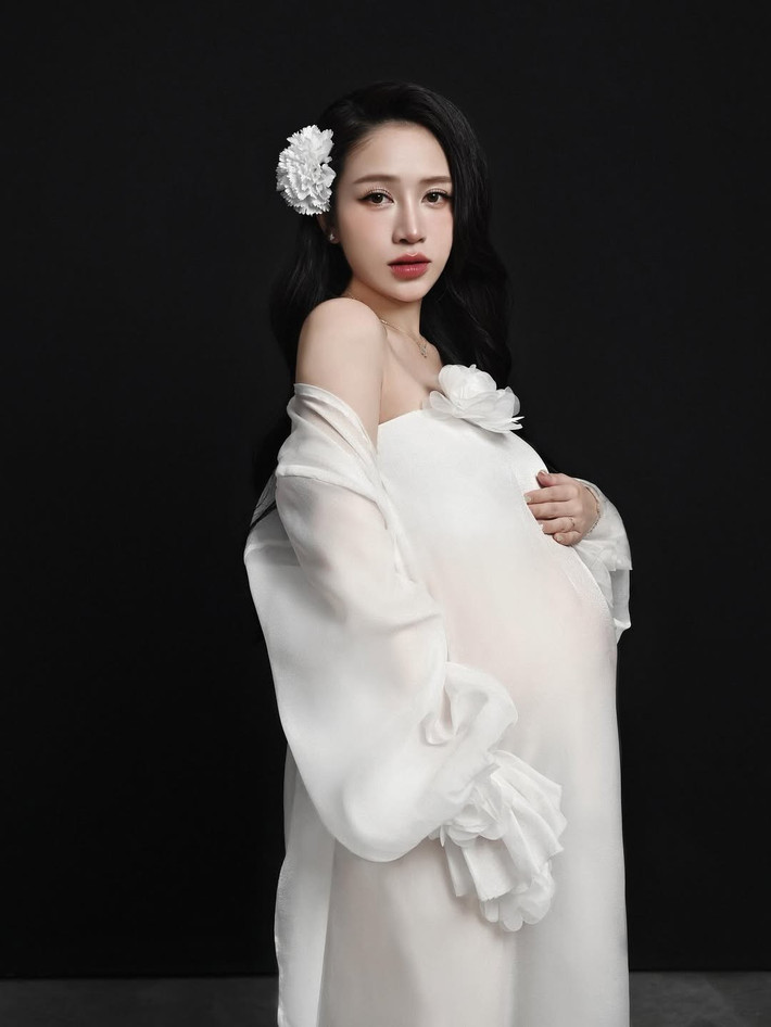 Loạt ảnh được chia sẻ cho thấy Joyce Phạm vô cùng rạng rỡ và xinh đẹp, khoe trọn vẹn vẻ viên mãn của một người mẹ sắp đón em bé lần thứ 4.