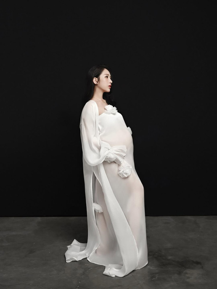 Ái nữ của đại gia Minh Nhựa, Joyce Phạm, mới đây vừa đăng tải bộ ảnh sinh nhật đầy ấn tượng, đặc biệt hơn khi cô đang ở những tháng cuối của thai kỳ.