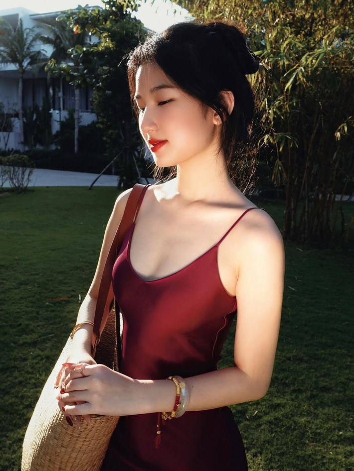Chất liệu lụa mềm mại, óng ả ôm sát cơ thể, khéo léo khoe đường cong nuột nà và vẻ đẹp quyến rũ một cách tinh tế.