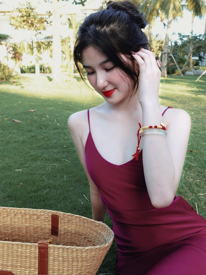 Kiểu tóc búi cao mang nét tùy ý, kết hợp với lối trang điểm nhẹ nhàng, tập trung vào đôi môi đỏ mọng, càng làm nổi bật nhan sắc thanh thoát, thoát tục của cô.