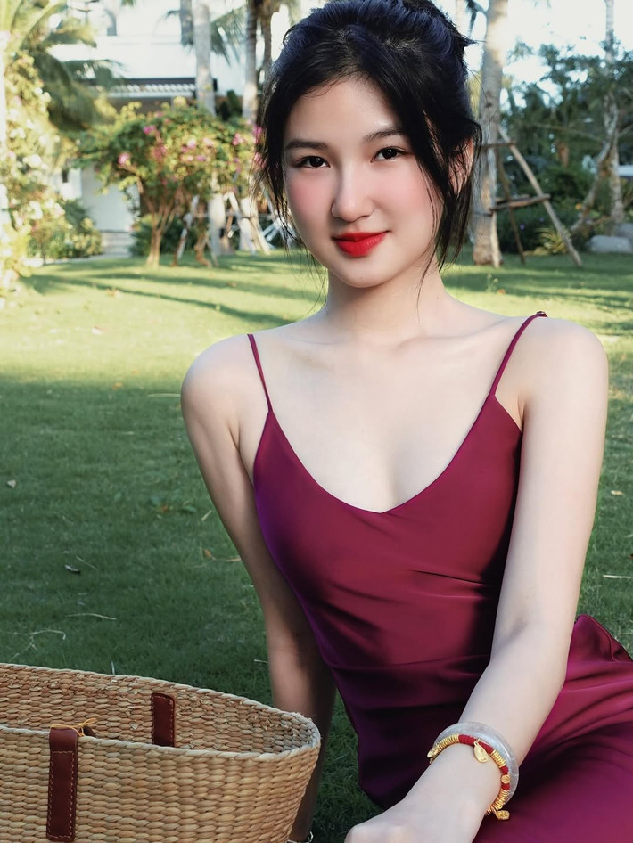Trong những bức ảnh mới nhất, "nàng mơ" diện một chiếc váy lụa hai dây màu tím trầm, thiết kế đơn giản nhưng vô cùng tôn dáng.