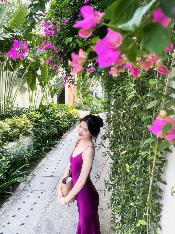 Chiếc túi cói mộc mạc đi kèm cũng là một điểm nhấn tinh tế, hoàn thiện vẻ ngoài thanh lịch, gần gũi với thiên nhiên.