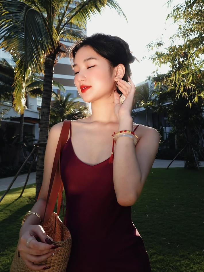 Cô nàng thể hiện nhiều biểu cảm khác nhau, từ cái nhìn xa xăm đầy suy tư, đến nụ cười mỉm dịu dàng, hay khoảnh khắc vuốt tóc đầy nữ tính. Mỗi góc ảnh đều toát lên thần thái cuốn hút.