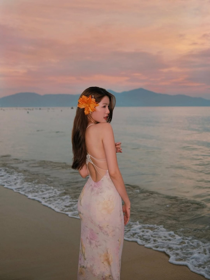 Dù là những khoảnh khắc tạo dáng đứng nhìn xa xăm hay nhẹ nhàng ngồi trên bãi cát ẩm ướt, Tăng Mỹ Hàn đều toát lên vẻ đẹp cuốn hút, vừa gợi cảm nhưng vẫn giữ được nét thanh lịch, dịu dàng.