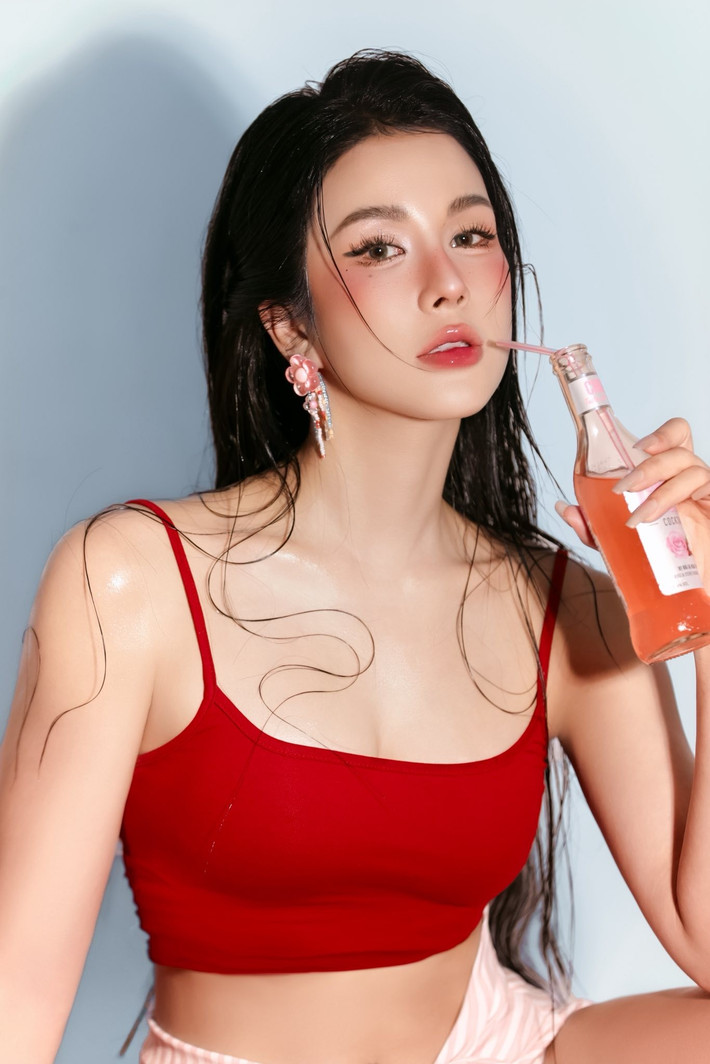 Diệp Lâm Anh thể hiện sự năng động và trẻ trung trong một set đồ thể thao màu đỏ quyến rũ. (Ảnh: FBNV)