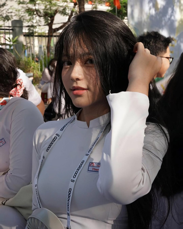 Mỗi mùa tổng kết năm học, hình ảnh các nữ sinh trong tà áo dài trắng lại được lan tỏa khắp mạng xã hội. Năm nay, một nữ sinh nổi bật với vẻ đẹp trong veo và nụ cười rạng rỡ đã chiếm trọn spotlight trong buổi lễ bế giảng tại một trường THPT ở Đà Nẵng.