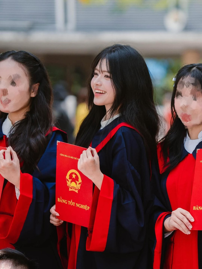 Cô nàng chụp ảnh tốt nghiệp cùng bạn bè.