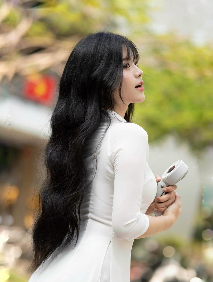 Hình ảnh của nữ sinh này được đăng tải trên các diễn đàn, thu hút về hàng chục nghìn lượt thả tim cùng bình luận.