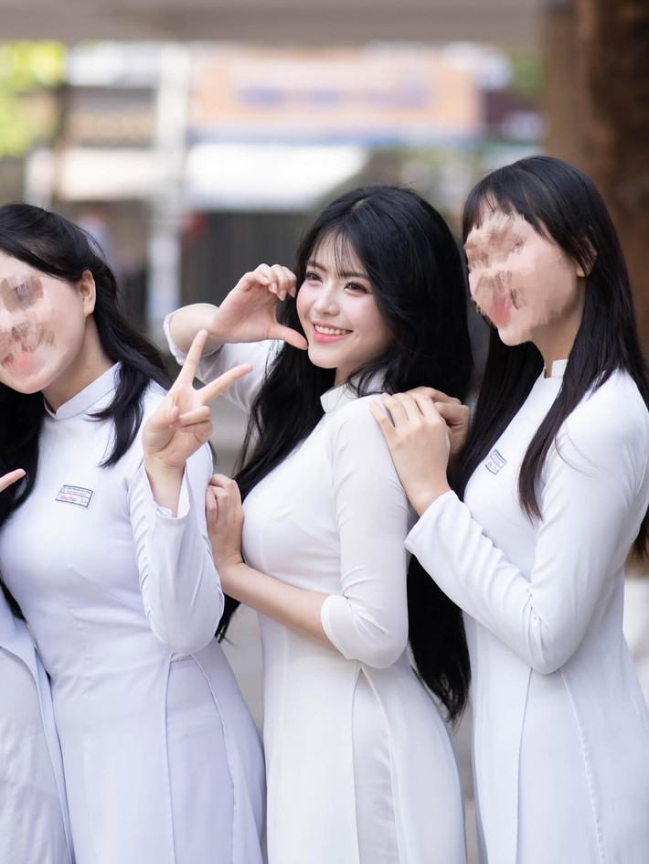 Nụ cười tỏa nắng với chiếc má lúm nhỏ xinh khiến người đối diện phải "tan chảy".