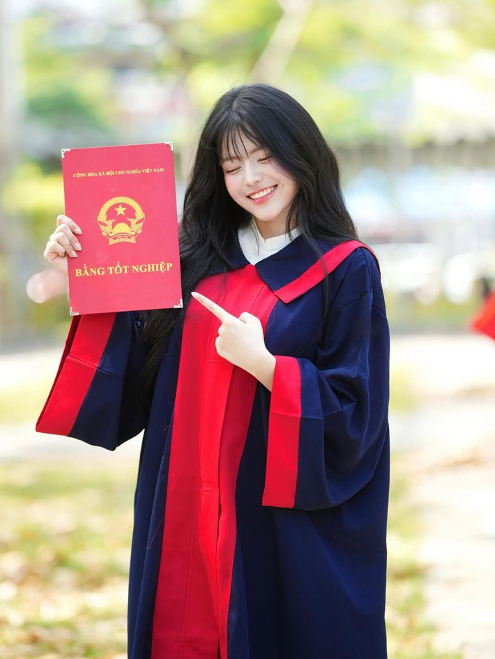 Nhiều người nhận xét cô mang dáng vẻ “nàng thơ học đường” đúng nghĩa – trong sáng, dịu dàng, nhưng vẫn tràn đầy sức sống tuổi 18.