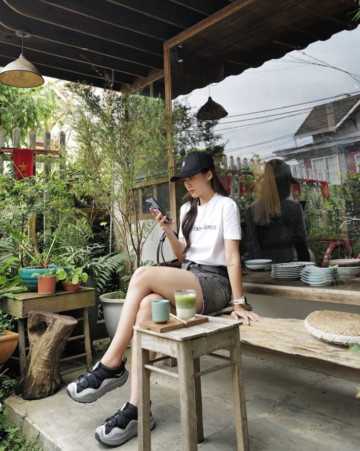 Nụ cười rạng rỡ trên gương mặt cô chính là minh chứng cho sự lạc quan và tinh thần mạnh mẽ, truyền cảm hứng và năng lượng tích cực cho người đối diện.