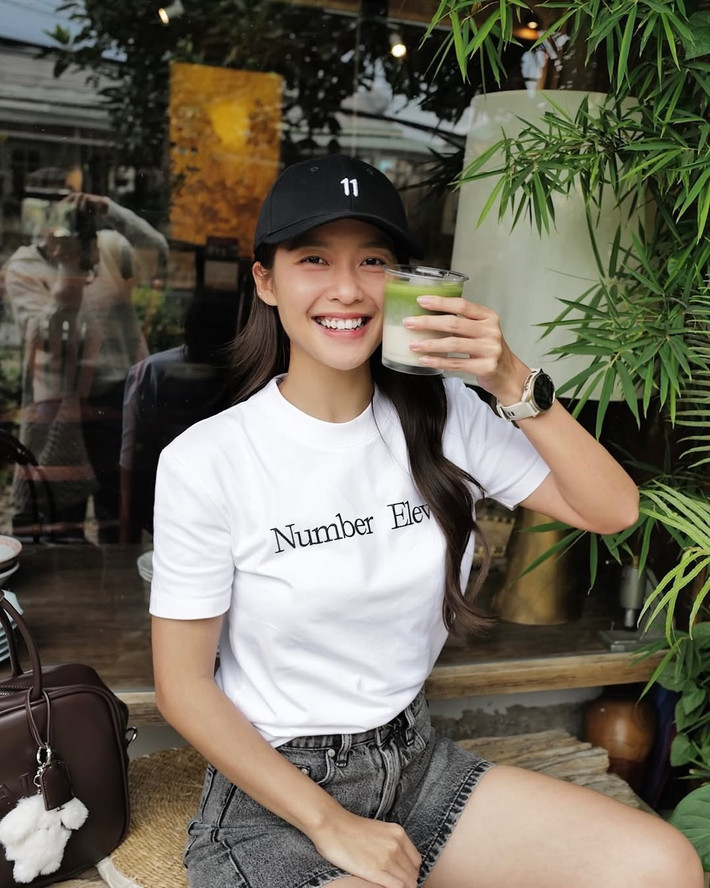 Không còn hình ảnh tiều tụy như cuối năm ngoái, Khả Ngân ở thời điểm hiện tại có vẻ ngoài đầy đặn, rạng rỡ hơn. Cô nàng gây ấn tượng với gương mặt tròn hơn, làn da căng bóng và thần thái rạng rỡ.