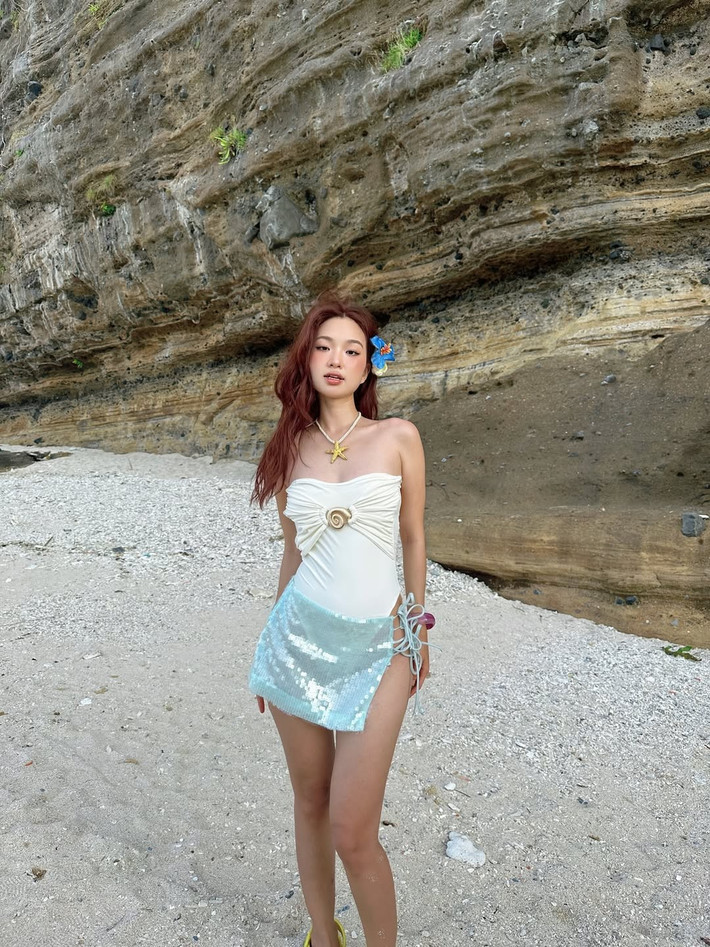 Trong những bức ảnh được chia sẻ, Chai Chanh xuất hiện đầy gợi cảm trong bộ bikini màu trắng tinh khôi, được thiết kế cách điệu với phần quây ngực tôn lên bờ vai trần thon gọn.