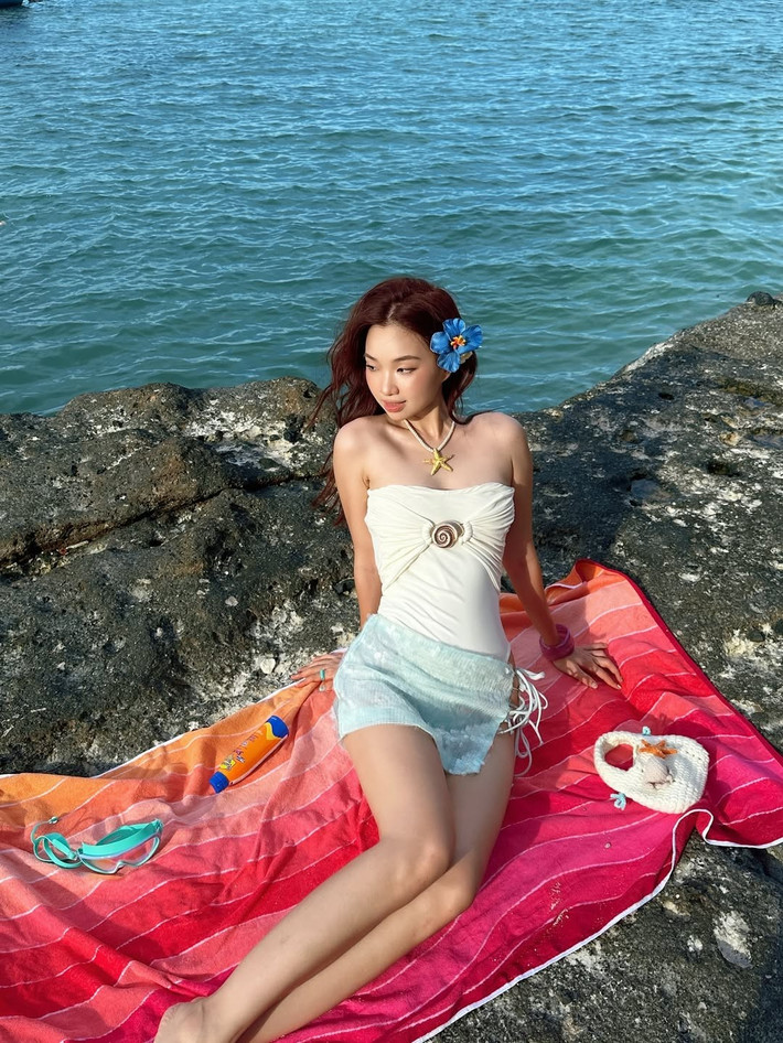 Sở hữu hơn 60.000 người theo dõi trên Instagram, Chai Chanh được biết đến là một hot girl với phong cách thời trang độc đáo, cô nàng rất biết cách kết hợp những item tưởng chừng như tương phản thành một tổng thể hút mắt, cá tính.