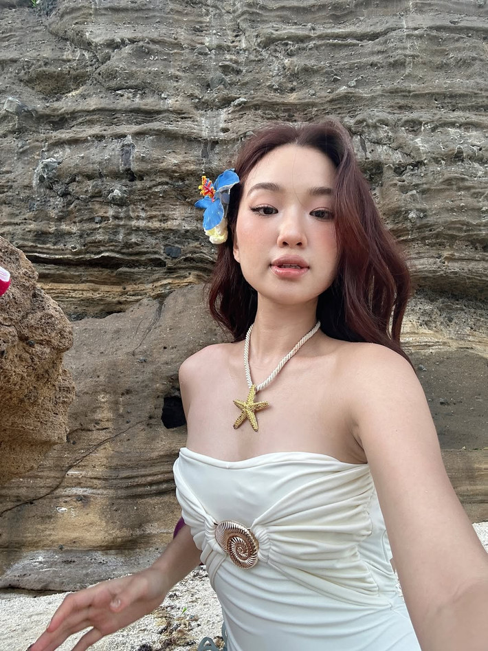 Những hình ảnh này nhanh chóng "gây bão" trên mạng xã hội, nhận về hàng ngàn lượt yêu thích và bình luận tích cực, khẳng định sức hút không ngừng của hot girl Chai Chanh.