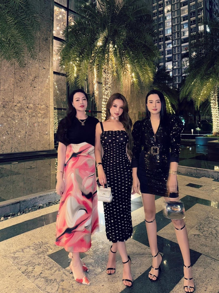 Ít ai biết rằng thời còn trẻ, mẹ ruột Huyền Baby từng là hoa khôi đình đám đất Hà thành. Giờ tuy đã bước sang ngưỡng U70, bà Kim Hoa vẫn khiến nhiều người nhầm lẫn, không thể đoán ra tuổi thật vì diện mạo trẻ trung đi ngược thời gian.