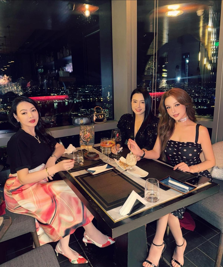 Mới đây, phú bà Sài thành lại khiến dân mạng trầm trồ vì loạt ảnh đi ăn tối ở nhà hàng sang trọng cùng với mẹ ruột và chị gái.