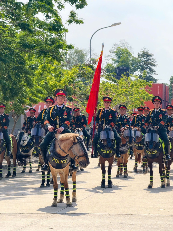 Vẫn là phong thái lém lỉnh đáng yêu đấy, vẫn là biểu cảm "ngơ ngác" khiến người đối diện nhìn phải bật cười, nhưng Út Ngáo đã hoàn thành xuất sắc nhiệm vụ.