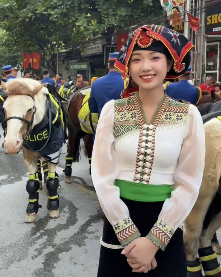 Khi ấy, chú ngựa nhỏ nhắn với khuôn mặt biểu cảm hài hước, đôi lúc hếch mũi nghịch ngợm hay cắn dây cương, đã khiến cộng đồng mạng thích thú.