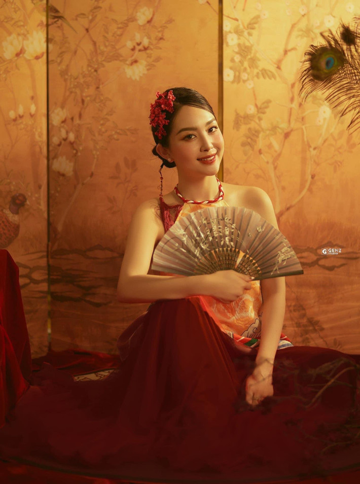 Trong bộ ảnh mới, nữ MC đã khéo léo khoe vẻ đẹp rạng ngời cùng vóc dáng cuốn hút của mình. Cô chọn trang phục lấy cảm hứng từ chiếc áo yếm truyền thống nhưng được cách tân tinh tế. (Ảnh: FBNV)