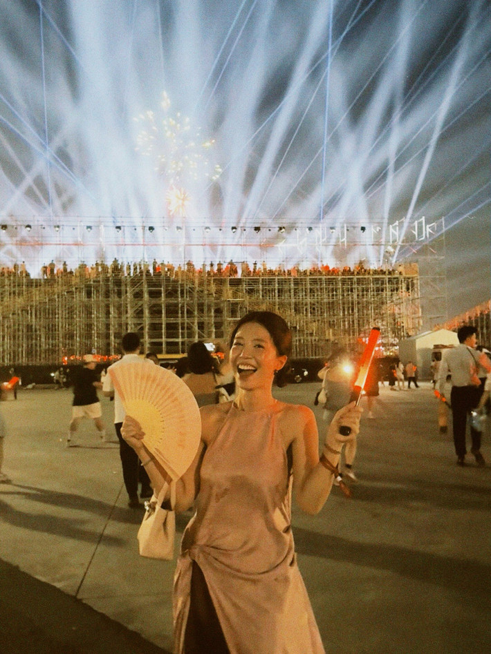 Đại nhạc hội V Concert với sân khấu hoành tráng, quy tụ dàn nghệ sĩ hàng đầu, thu hút hơn 25.000 khán giả. Bên cạnh Mẫn Tiên, rất nhiều tên tuổi nổi tiếng khác cũng đã đến và hòa chung với ngọn lửa rực cháy bằng niềm tự hào dân tộc. (Ảnh: FB Nguyễn Mẫn Thuỷ Tiên)