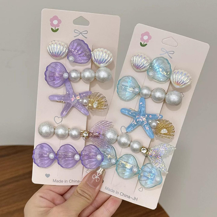 Các mẫu kẹp tóc hình chú cá với những chi tiết được tạo hình tỉ mỉ, hay đuôi cá với những đường vân uyển chuyển, mang đến vẻ đáng yêu, ngộ nghĩnh và rất "đại dương".