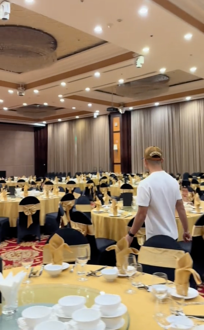 Không gian bên trong được trang hoàng cầu kỳ với tone màu vàng, đen chủ đạo, tạo cảm giác đẳng cấp, sang trọng. Hình ảnh chia sẻ trên mạng xã hội cho thấy chi tiết bàn ghế, ly tách, khăn ăn đều đồng bộ và tinh xảo, gợi nhớ phong cách tiệc cưới hạng sang.