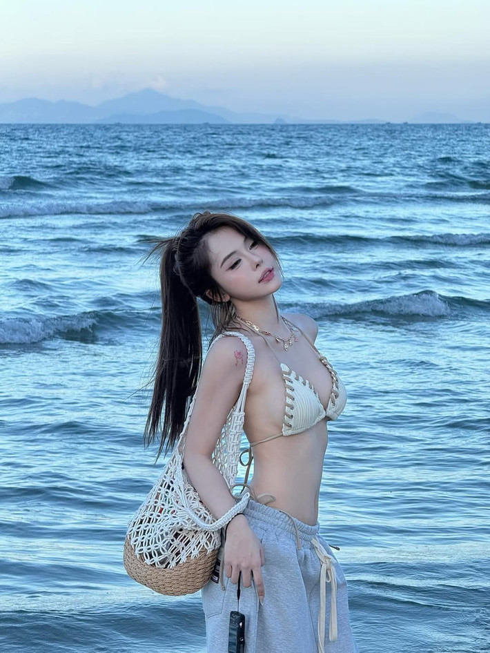 Mái tóc dài được buộc cao gọn gàng, để lộ khuôn mặt xinh đẹp cùng những đường nét sắc sảo.
