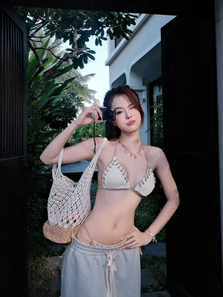 Trong những bức ảnh được chia sẻ, Ngân Hà xuất hiện đầy gợi cảm với chiếc bikini móc màu kem độc đáo, khéo léo khoe vòng một căng tràn và vòng eo săn chắc đáng ngưỡng mộ.