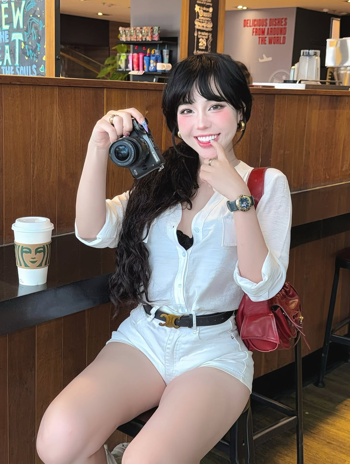 Phần đan dây không chỉ tạo sự gợi cảm vừa phải mà còn tăng thêm vẻ cá tính, "nổi loạn" cho tổng thể. (Ảnh: IGNV)