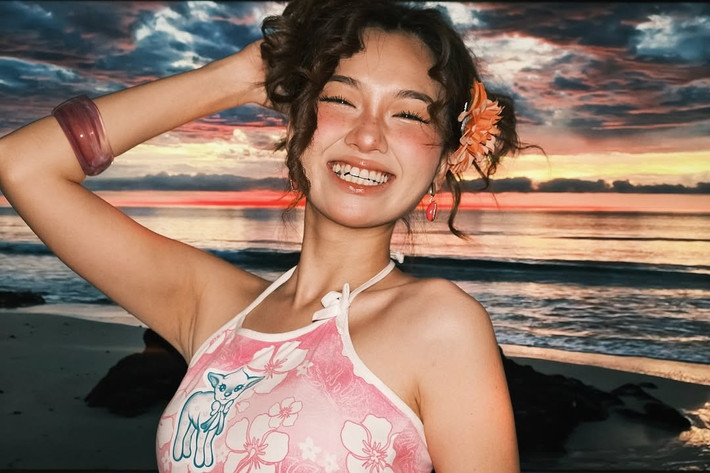 Không kém cạnh, nàng hot girl Chái Chanh (tên thật Thái Anh) cũng có màn đu trend vô cùng ấn tượng. Cô nàng lựa chọn một chiếc áo yếm (halter-neck) màu hồng tươi tắn với họa tiết hoa lá và hình ảnh chú mèo cách điệu.