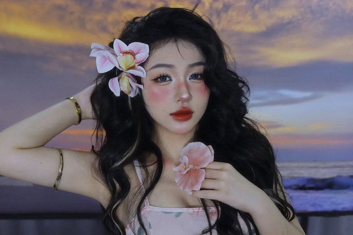 Những ngày qua, lướt TikTok, bạn chắc hẳn sẽ bắt gặp không ít thành phẩm xinh lung linh của chiếc trend chụp ảnh đón hè với background biển giả lập bằng chiếc tivi quen thuộc tại nhà. Trào lưu này mới đây được cô nàng Trần Hà Linh thực hiện với thành quả khiến người nhìn phải xuýt xoa.