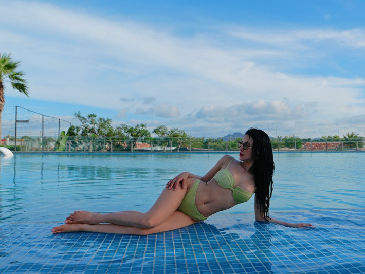 Ánh nắng rực rỡ cùng không gian thoáng đãng của hồ bơi và bãi biển càng làm nổi bật vẻ đẹp khỏe khoắn, tràn đầy năng lượng của cô.