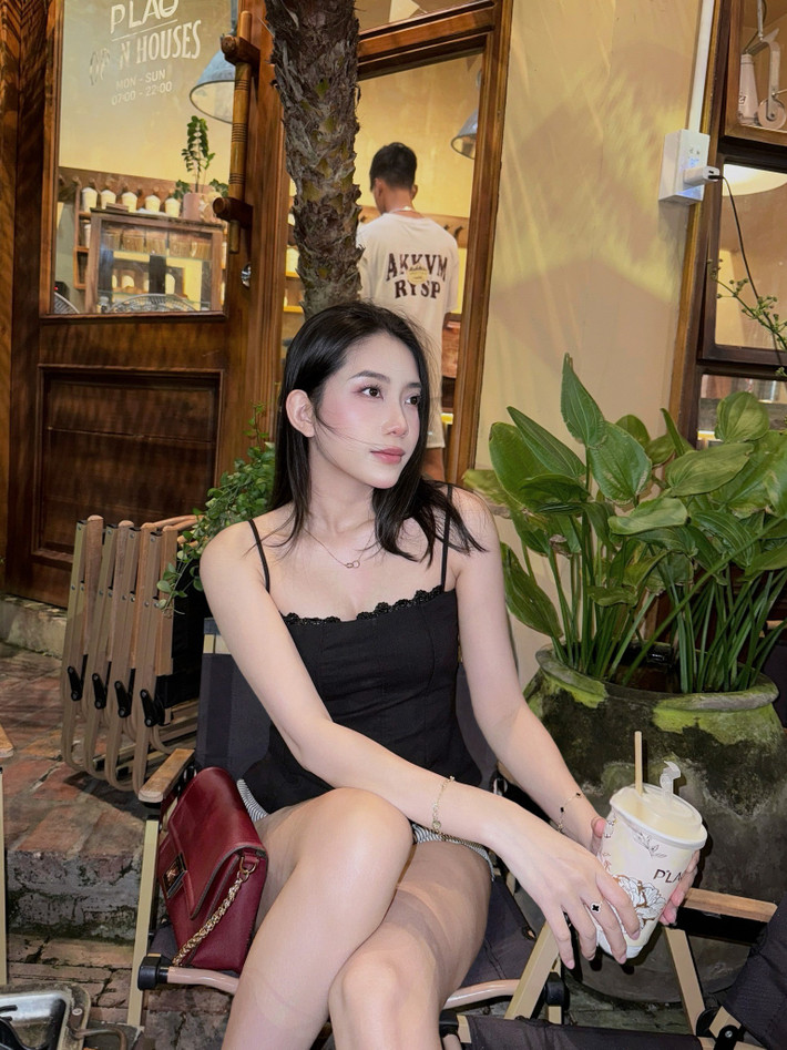 Huỳnh Ngọc Phương Dung bén duyên với nghề mẫu ảnh từ thời còn là sinh viên năm nhất. Hiện tại, cô nàng ngoài công việc chính văn phòng vẫn chăm chỉ làm mẫu cho nhiều nhãn hàng thời trang.