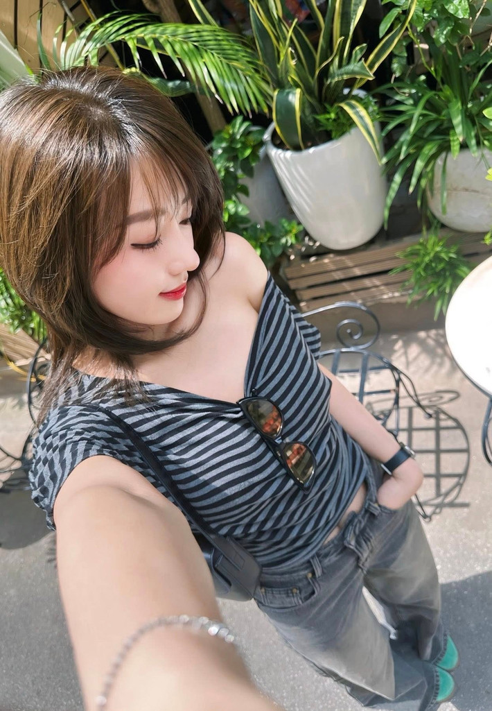 Trong một loạt ảnh được đăng tải lên trang cá nhân, cô nàng diện áo phông trễ vai sọc ngang đen trắng, kết hợp cùng quần jeans ống rộng. Áo trễ vai giúp cô khoe khéo bờ vai thon thả, mang lại vẻ gợi cảm vừa phải. (Ảnh: Facebook Hà Kim)