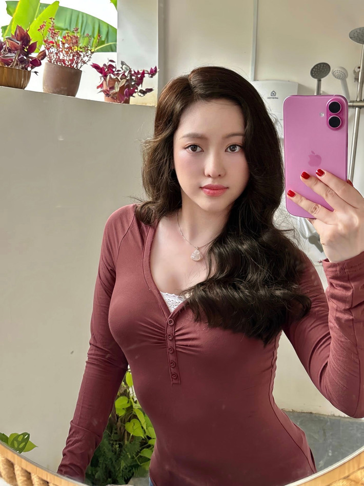 Điều đặc biệt là sau khi công khai "dao kéo", diện mạo Thúy Vi ở thời điểm hiện tại có nhiều khác biệt so với thời mới nổi tiếng. (Ảnh: FBNV)