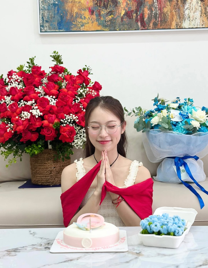 Ngày 21/8, tại Hà Nội đã diễn ra buổi tổng hợp luyện diễu binh, diễu hành quy mô lớn nhằm chuẩn bị cho Lễ kỷ niệm 80 năm Quốc khánh 2/9. Khánh Vy cùng với nhiều tên tuổi khác nằm trong khối diễu hành đã tham gia hợp luyện với tinh thần nghiêm túc, hào hứng. (Ảnh: IGNV)