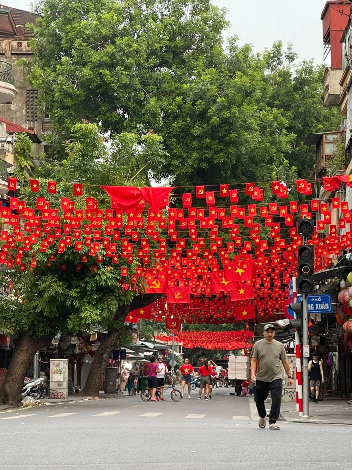 Tất cả đều hòa quyện vào không gian hướng tới ngày lễ kỳ niệm 80 năm Quốc khánh 2/9, tạo nên một bức tranh vừa cổ kính vừa hiện đại, vừa trang nghiêm vừa gần gũi. (Ảnh: Hoàng Hiếu)
