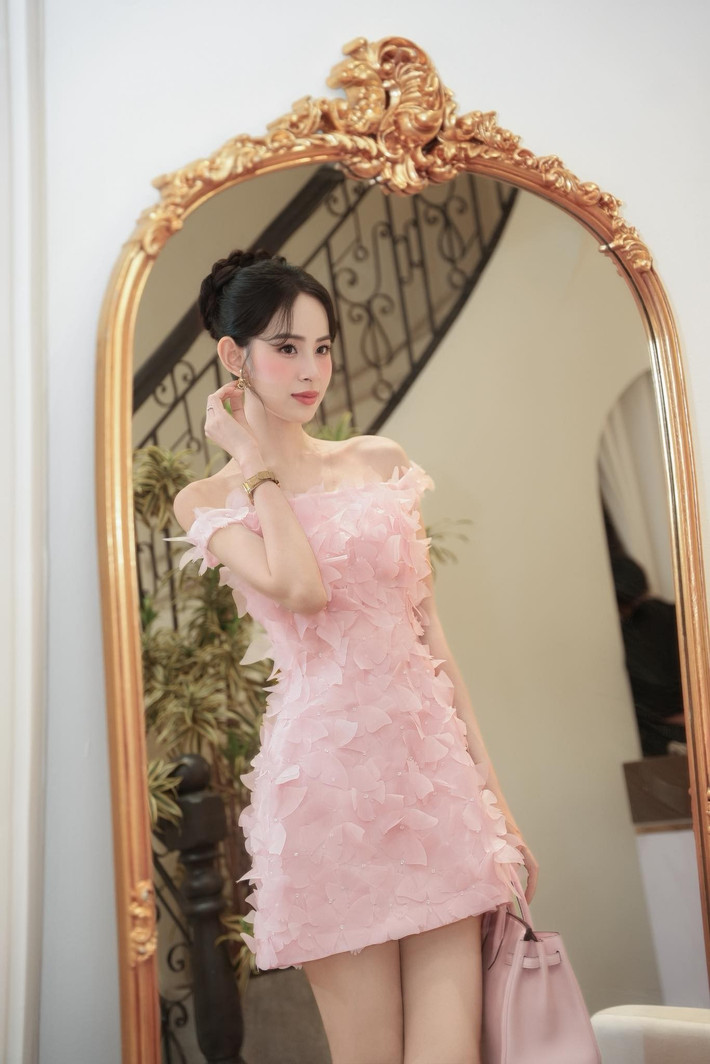 Cuối tháng 1/2025, Hương Liên thông báo tan vỡ với bạn trai cũ: "Đoạn đường nào cũng có những ngã rẽ và Liên tin mỗi chặng đường là những bài học. Liên vừa dừng một mối tình gần 3 năm..."