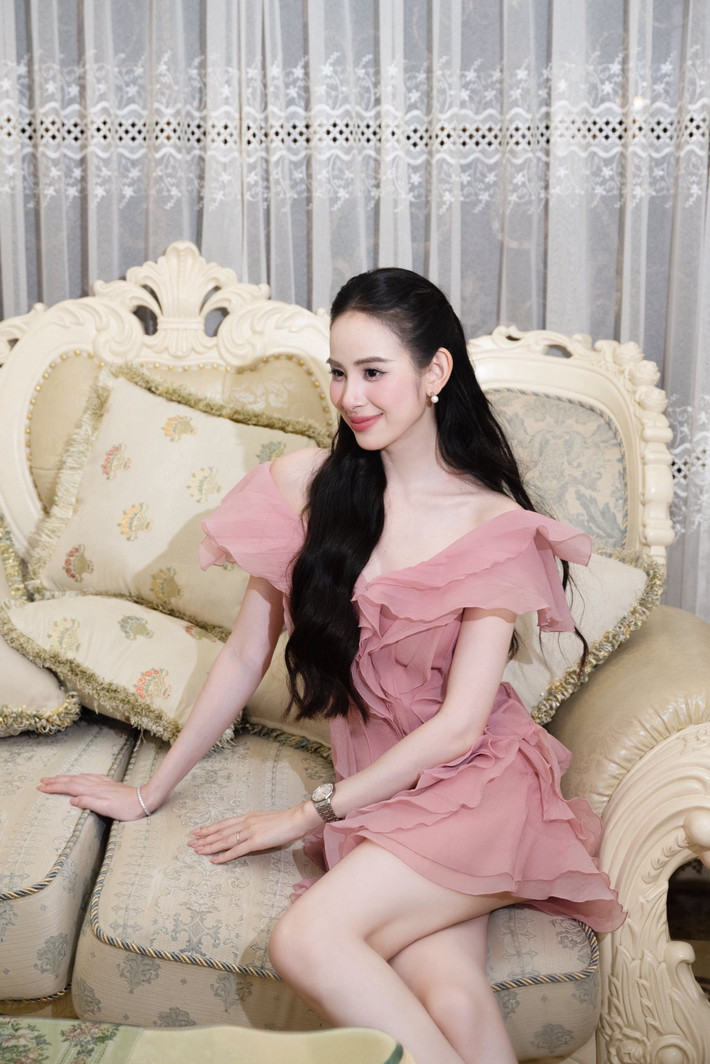 Trước khi gây chú ý mạng xã hội khi lên xe hoa cùng con trai Chủ tịch tập đoàn Viettel, Hương Liên đã nổi tiếng là người mẫu đắt show với vóc dáng siêu đẹp.