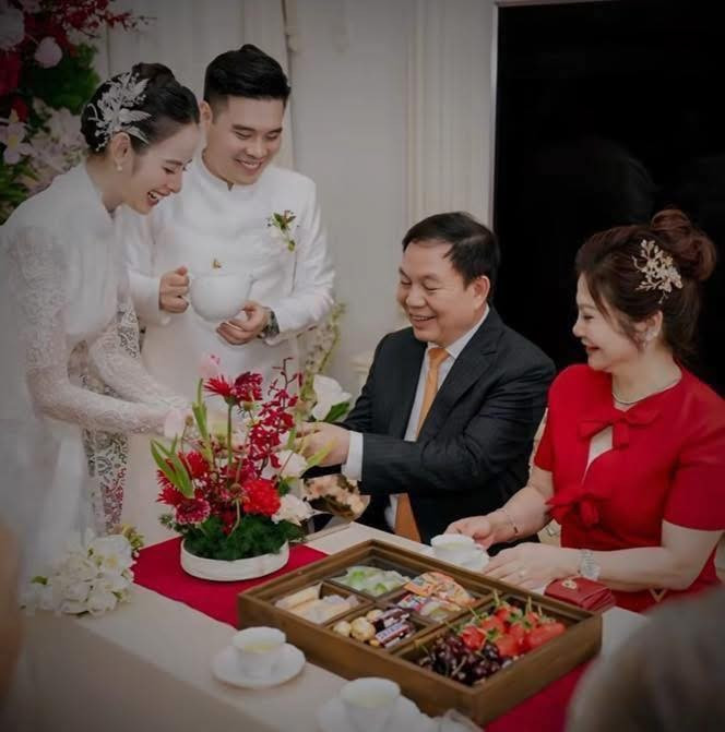 Việc chồng tương lai của Hương Liên là một doanh nhân trẻ tuổi, có gia thế và sống kín tiếng đã khiến nhiều người quan tâm đến câu chuyện tình yêu này. Trong một số khung hình, nhiều người còn phát hiện bố chồng của Hương Liên là một nhân vật có tiếng.