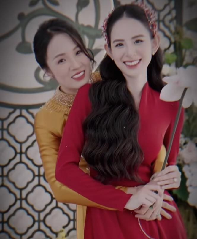 Thông tin này đã khiến nhiều người hâm mộ bất ngờ, đặc biệt là việc cô nàng quyết định kết hôn chỉ sau một thời gian ngắn kể từ khi kết thúc mối tình trước đó.