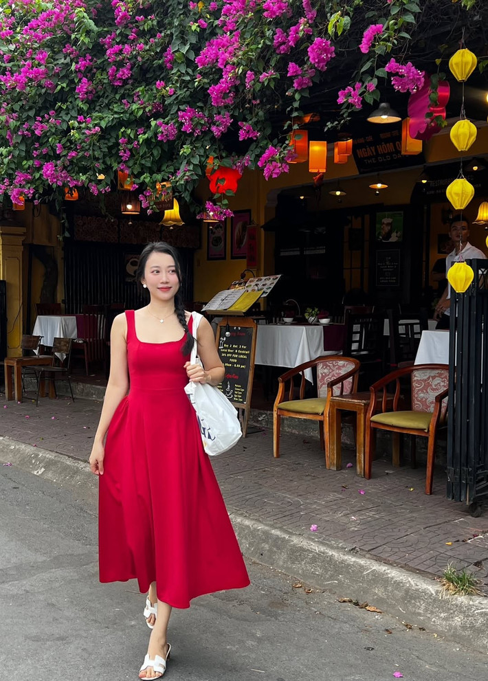 Ở tuổi 30, nữ diễn viên sở hữu nhan sắc xinh đẹp, sự nghiệp thăng tiến ổn định. Vài năm qua, Huỳnh Hồng Loan đóng phim VTV và được khán giả miền Bắc nhớ đến. Sau các vai phụ trong "Lựa chọn số phận", "Hành trình công lý", cô có vai chính trong phim "Mẹ rơm" đóng cùng Thái Hòa.