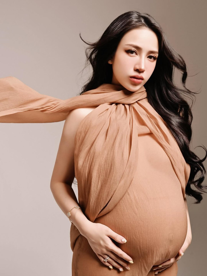 Trước đó, cô cũng đều đặn thực hiện các bộ ảnh kỷ niệm dấu mốc phát triển của thai nhi.