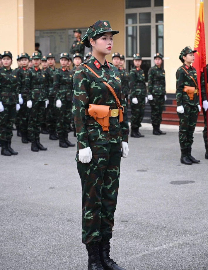 Trung úy Ngô Lâm Phương (sinh năm 2000, quê Thái Nguyên) hiện công tác tại Đoàn Văn công Quân khu 2. Hình ảnh cô trong đội hình luyện tập diễu binh 30/4 từng gây chú ý trên mạng xã hội không chỉ ở Việt Nam mà còn Thái Lan. (Ảnh: FB Ngô Lâm Phương)
