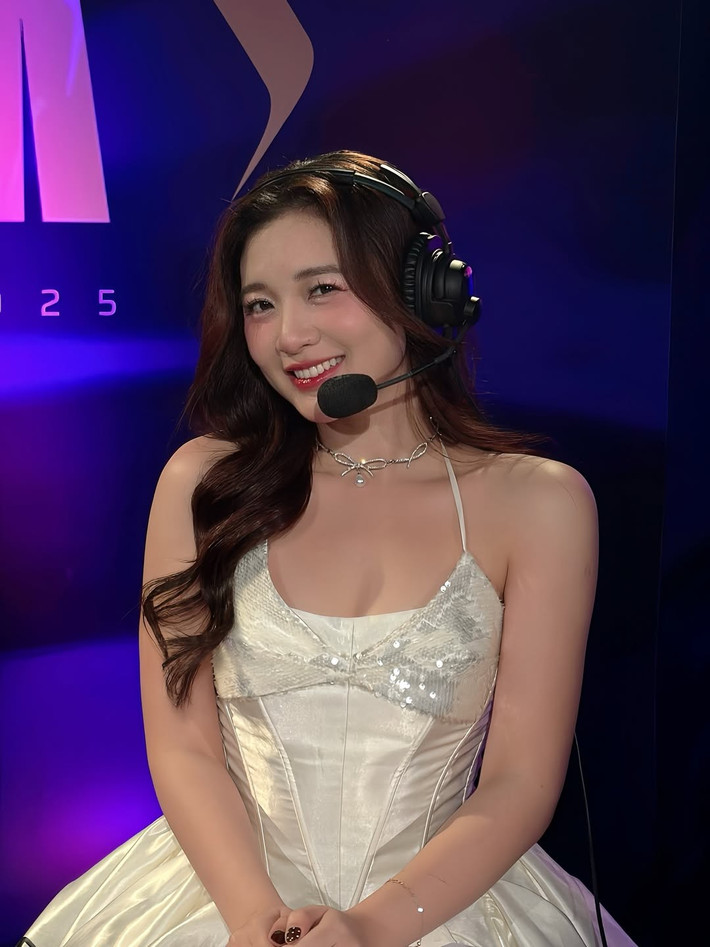 Thiết kế này, đặc biệt là phần chân váy xòe và corset ôm eo, đã tôn lên vóc dáng mảnh mai, quyến rũ và khiến cô trông không khác gì một nàng công chúa bước ra từ truyện cổ tích. (Ảnh: IGNV)