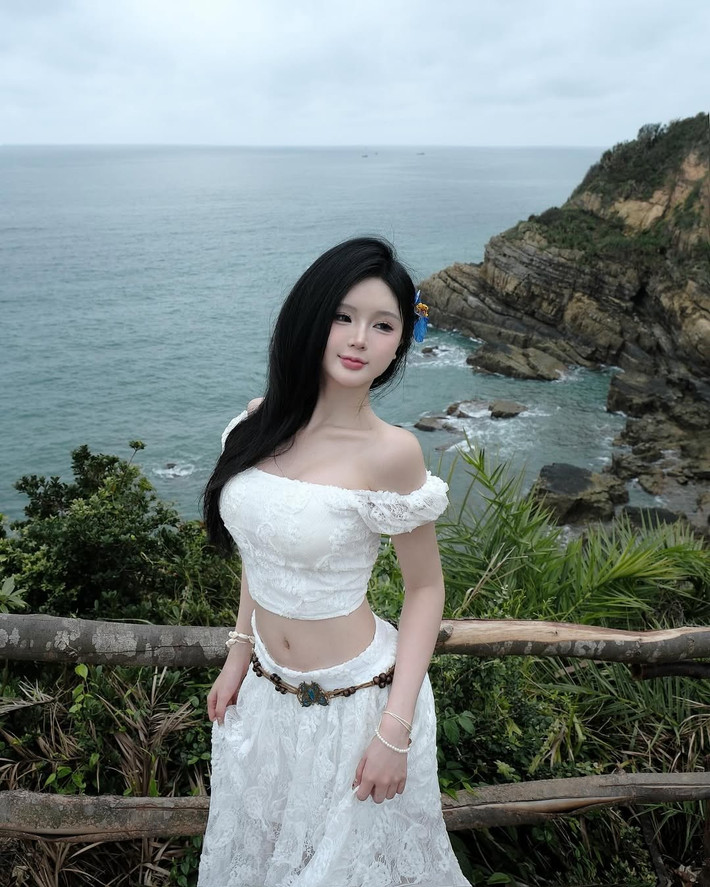Dù là đi biển, đi cà phê hay lên đồ streetstyle dạo phố, cô nàng luôn biết cách “biến hóa” vừa đủ để giữ được dấu ấn cá nhân, đồng thời vẫn bắt trend cực nhạy.