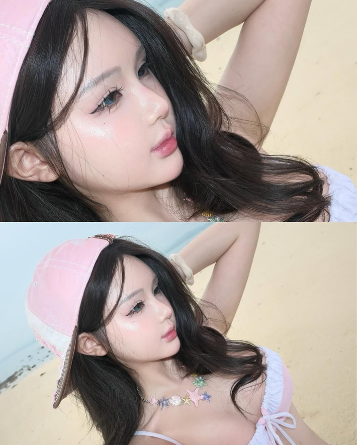Cô nàng lựa chọn bộ bikini hai mảnh màu hồng pastel phối viền trắng, một tone màu cực kỳ ngọt ngào và nữ tính, nhưng không hề "sến", ngược lại lại rất thời thượng và hợp xu hướng mùa hè năm nay.